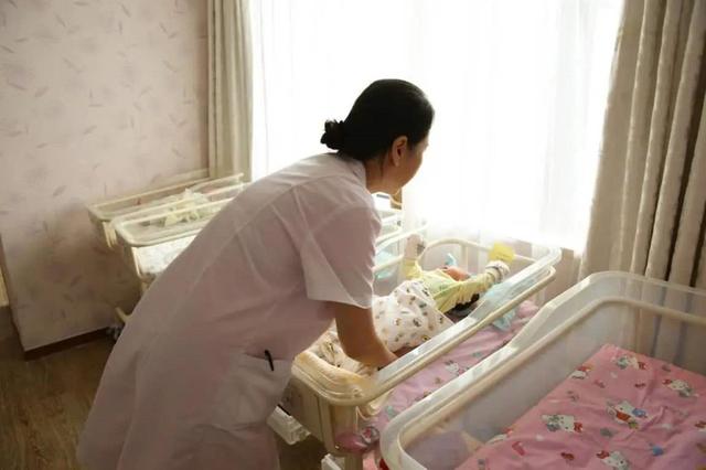 超级宝妈|宝妈坐月子谁照顾为佳，婆婆还是亲妈？老人的选择很实在