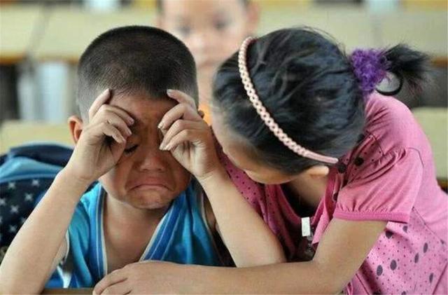 谈天说地|孩子在学校被欺负，家长别只会教“告诉老师”，李玫瑾支了一招