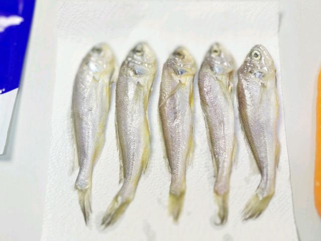 黄花鱼别总煎，加入咖喱炖一炖，这种吃法真的是太让人难忘了