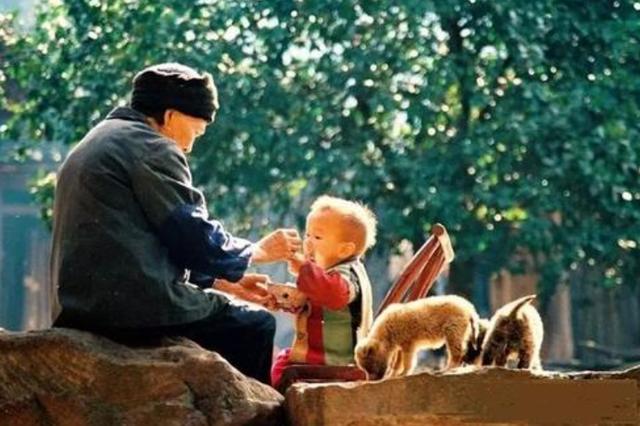 『你的育儿经』奶奶喝掉奶瓶剩下的奶，宝妈执意送她回乡下，育儿老思想何时革新