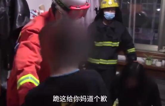 #你的育儿经#儿子不写作业，母亲气到跳楼相逼！被消防员劝阻，小孩下跪认错