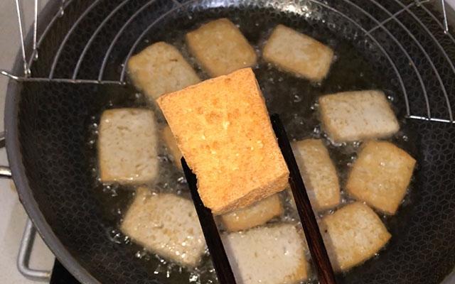 豆腐试试这种新吃法，干香有味，一口一块很过瘾，比炖汤还好吃