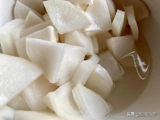 冬天，遇到这菜别手软，5毛一斤，多买点腌起来，脆爽下饭吃一冬