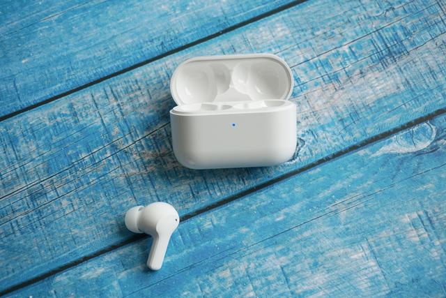 荣耀Earbuds X1：长续航、真无线、纯净音质，百元TWS精品