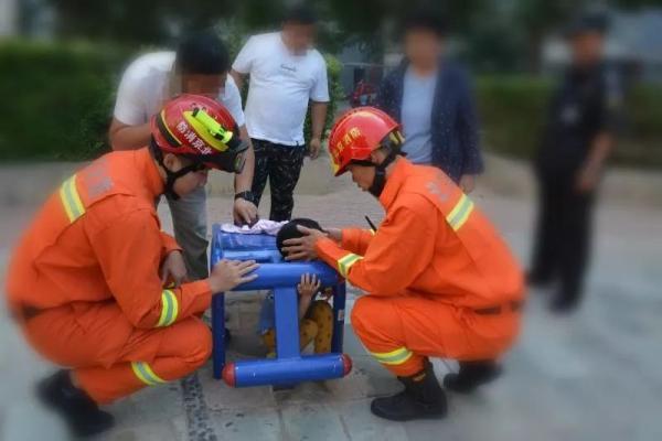 【光明网】心疼！3岁女娃，手掌卷入跑步机……“熊孩子”的花样被卡