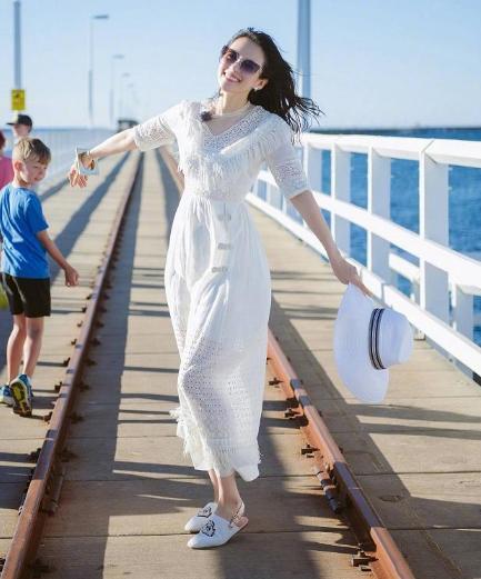 肆无忌惮的美|40岁章子怡剪短发太惊艳了！穿姜黄色连衣裙，又美出了新高度