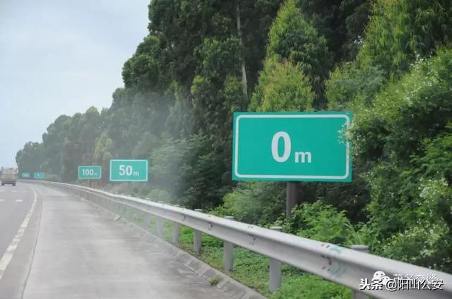 在高速上开车，怎样保持安全距离？你真的知道吗？