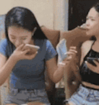 妹子你是何苦呢,挤了自己一脸牛奶!