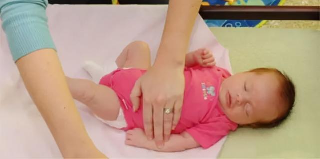 宝宝被包成“毛毛虫”，解开包裹萌翻了：人类幼崽版“破茧成蝶”