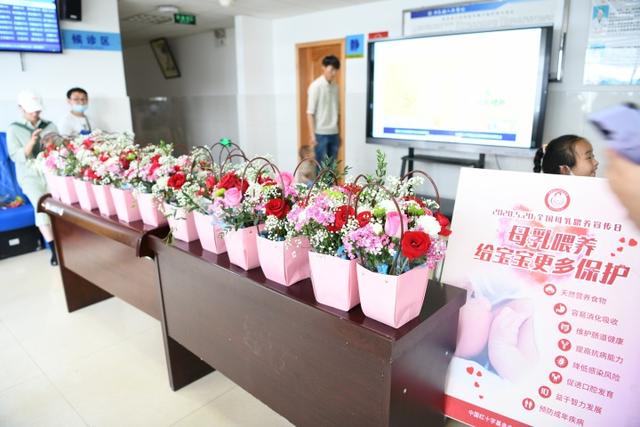 超级宝妈：“520”县人民医院组织孕妈妈们开展插花DIY活动