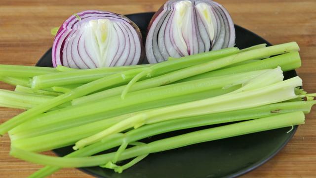 年夜饭洋葱这样做，比吃肉还香，营养又解馋，一大锅上桌就抢光