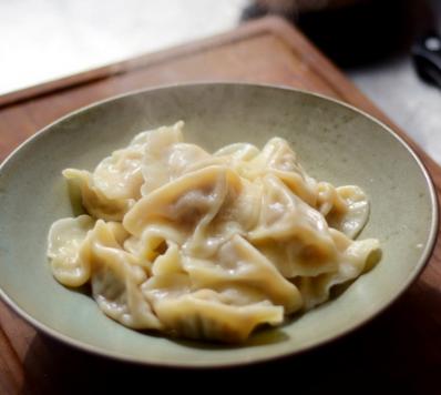调猪肉饺子馅儿时，掌握“盐水油”口诀，做好鲜嫩多汁，香味十足