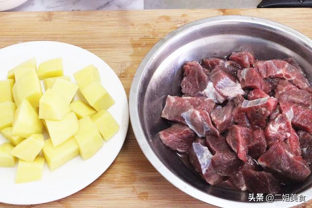 做红烧牛肉，只放生抽就错了，大厨：“多加2白”，入味还不塞牙
