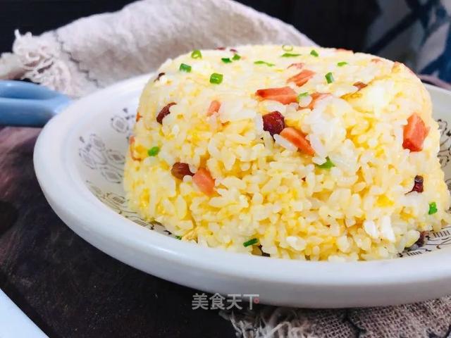 这样做出来的炒饭，简直不要太好吃！色香味俱全，好吃到舔盘