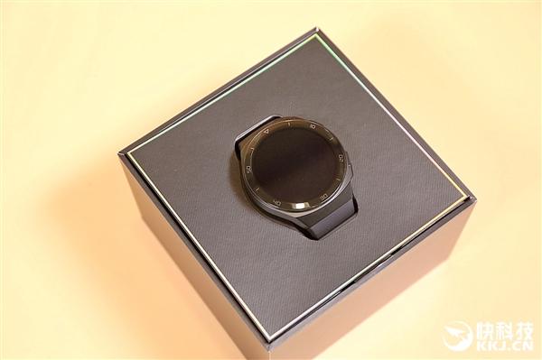 环球网@支持100种运动模式 华为Watch GT2e曜石黑开箱图赏