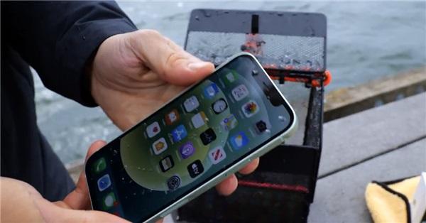 iPhone12防水能力测试，9米水深待20分钟无压力