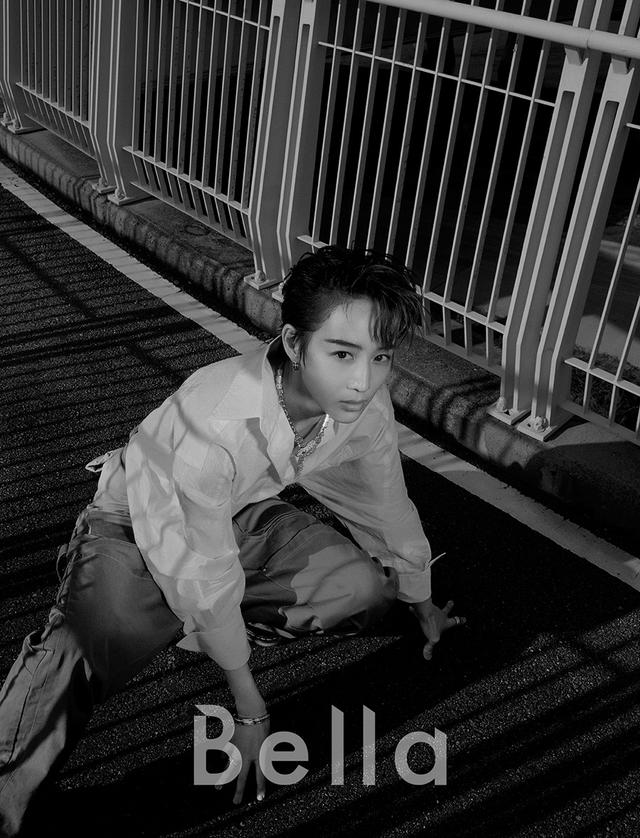 张钧甯封面大片 眼神坚毅气质清冷新华网客户端