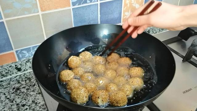 金黄酥脆，个个开花，外脆内酥，香甜可口，家人吃着叫好的小零食