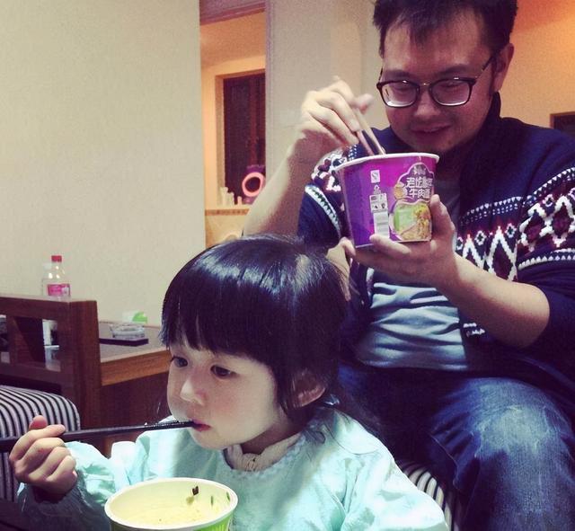 爸爸带娃，凌晨醒来儿子不见了，找到娃后哭笑不得，又自责不已