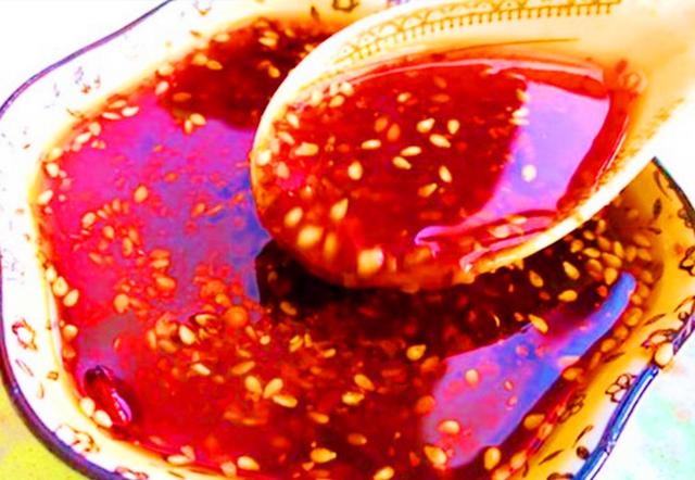 做辣椒油，直接淋热油是大忌，多加一步，辣椒油香辣红亮特入味