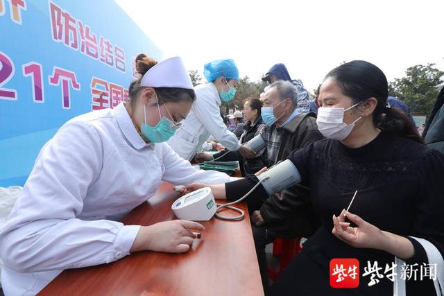 市民|“爱肝护肝、防治结合、遏制肝炎”镇江三院全国“爱肝日”前开展大型义诊