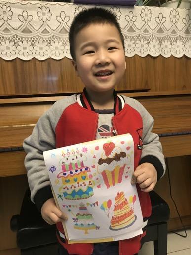 你的育儿经■来看看！行知幼儿园这个会画画的小男孩在画什么？