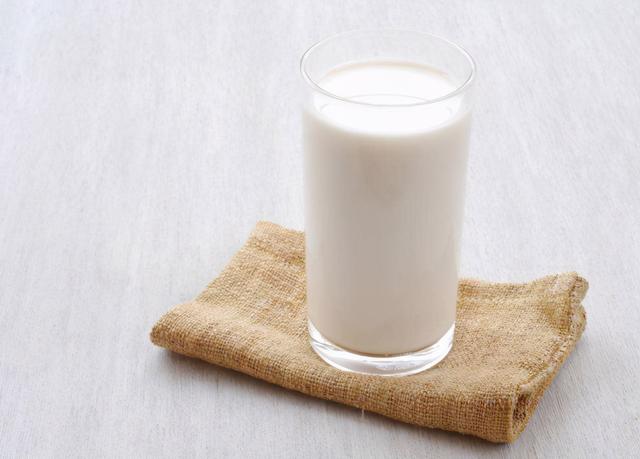 3种牛奶是无营养的"假牛奶"，很多老人喜欢给孩子买，赶紧转发