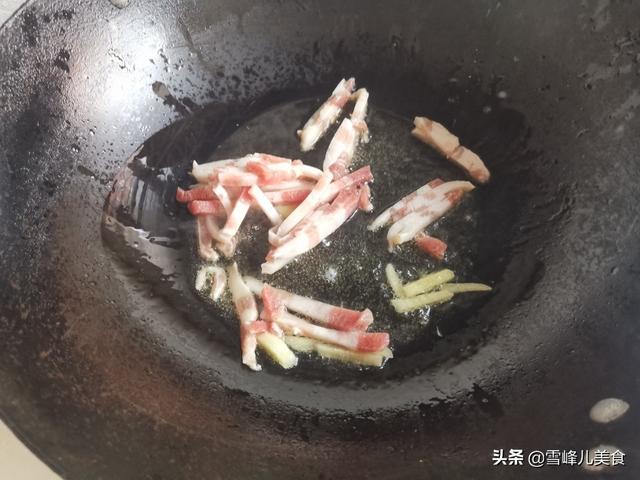此菜简单炒炒5分钟就搞定，营养好味道鲜，冬天贵点也要常吃
