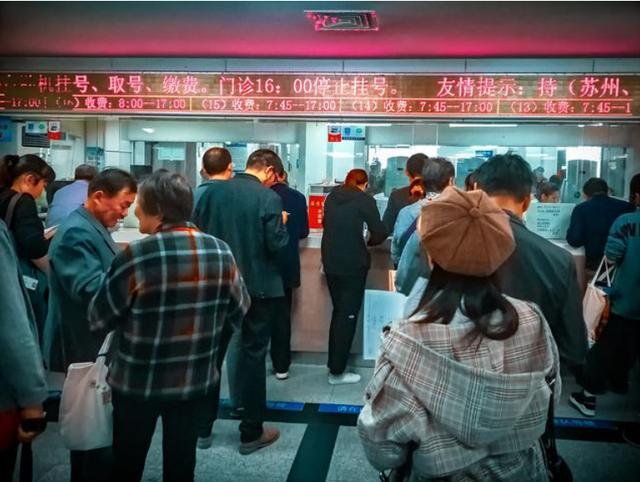 「你的育儿经」宝宝出生证明上，为何妈妈名字放在爸爸前面？原因让宝妈感动