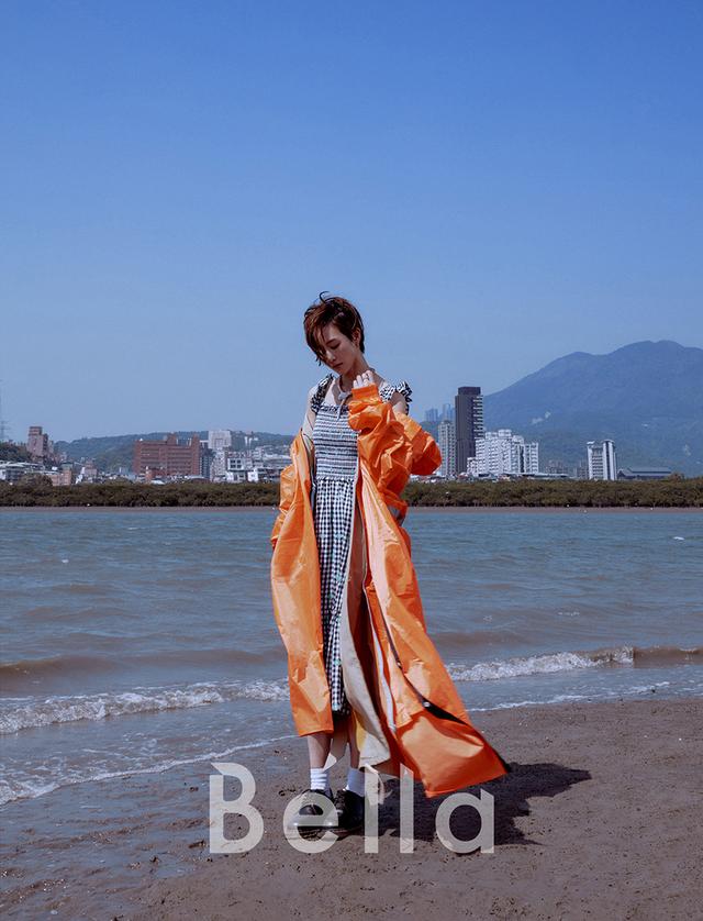 张钧甯封面大片 眼神坚毅气质清冷新华网客户端