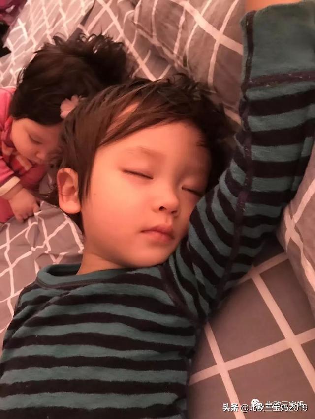 【超级宝妈】孩子几点睡能长高？睡得太晚，真的会影响孩子一生？