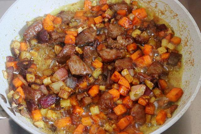 比蛋炒饭还耐吃，有菜有肉一大盘不够吃，简单方便，10分钟就好