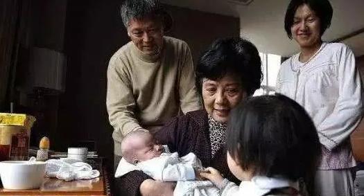 #超级宝妈#产妇半夜生娃，产房外只有大女儿一人等候，孩子的话让人落泪