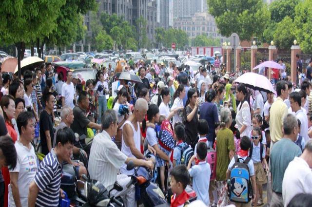 超级宝妈|以前的孩子自己上下学，现在的孩子反而要家长接送？原因并非娇气