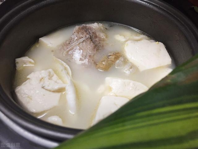 炖鱼汤时，牢记“3放2不放”，鱼汤鲜美奶白，鱼肉滑嫩不腥