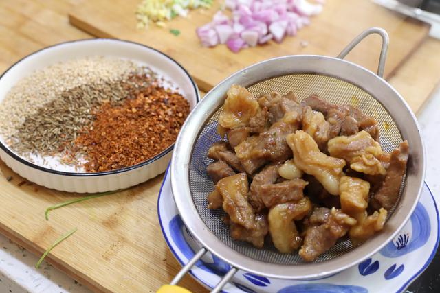 炒孜然羊肉时，羊肉切片还是切块？方法对了，炒出来比吃烤串还香