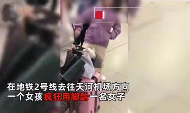 女孩当众踹母亲，白岩松提醒：父母不改变，熊孩子会越来越多