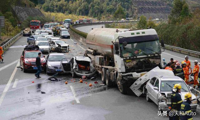 高速公路堵车根源解析：低速驾驶车辆是罪魁祸首