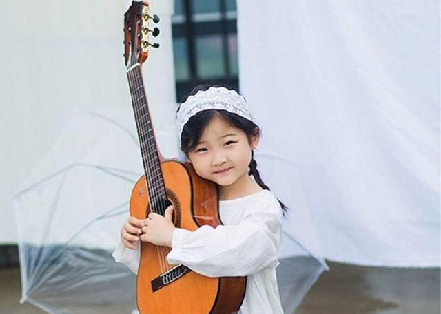 『超级宝妈』真厉害！南京6岁小女孩唱歌火到国外，外国友人自发组建乐队伴奏