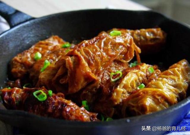 莲藕搭配肉末，用豆皮简单一裹，鲜香味美又解馋，家中孩子特爱吃