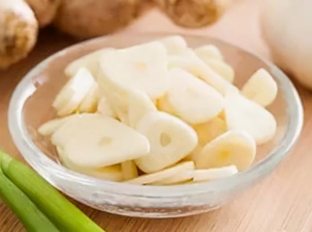 炒牛肉又嫩又好吃，别直接放盐和料酒腌制，教你正确方法和技巧