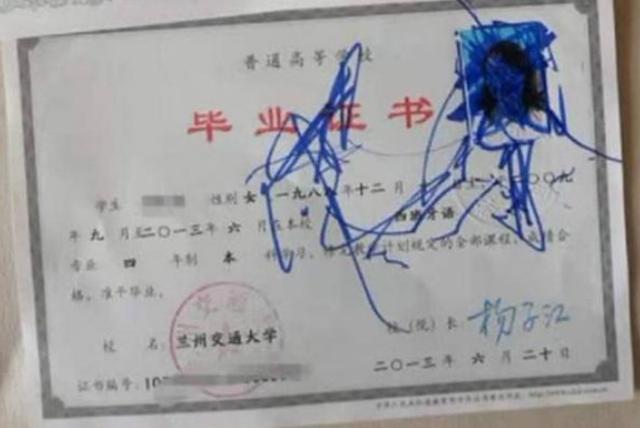 『超级宝妈』媳妇毕业证被娃毁,宝爸求生欲满分:老婆,不怨我,是儿子动的手