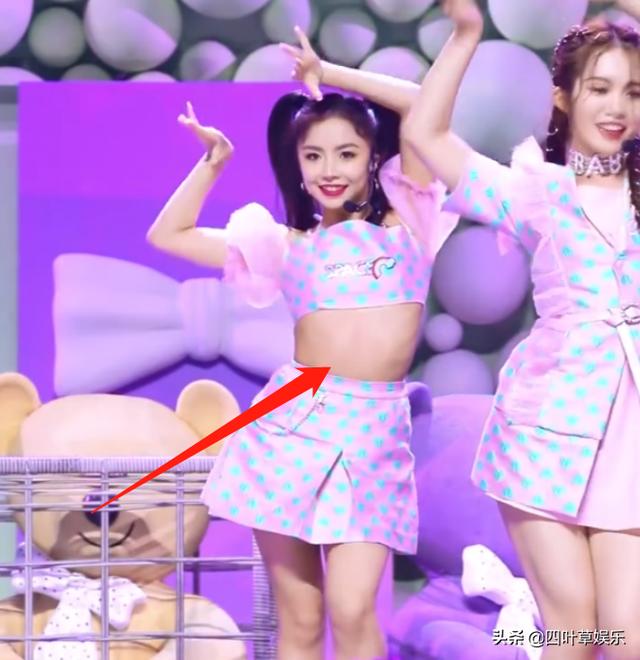 [电影工厂]《有点甜》安崎直拍，都说她蹲下有小肚肚，谁观察她抬手后腰部？