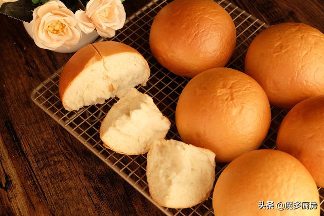 太香了，刚出炉的一盘大馒头，外焦里嫩，孩子们说比蒸的更好吃