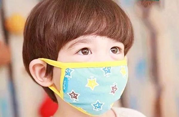 #你的育儿经#学校让孩子上传背诵视频,家长费心帮作弊。网友:口罩还有这用途