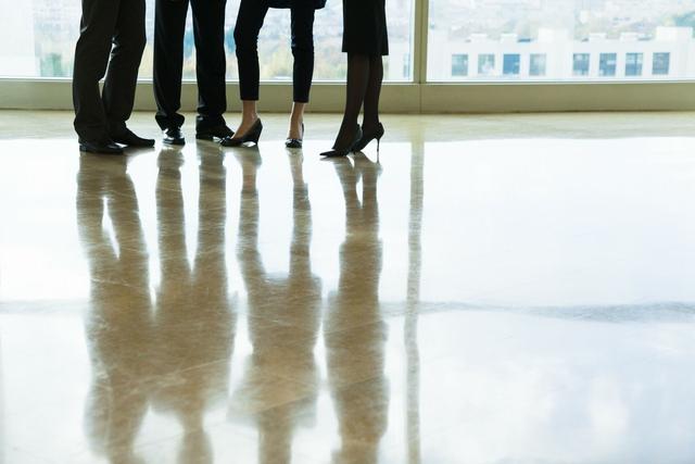 「超级宝妈」孩子会走路却要大人抱，越大越懒？若拥抱次数不达标，别责怪孩子