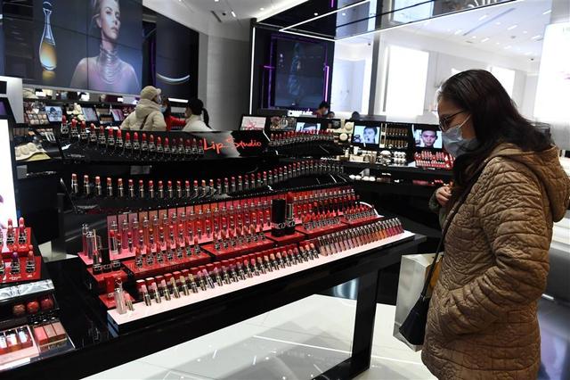 消费者|“三八节”申城掀起“她经济”：“悦己”支出大幅提升，年轻女性注重独立