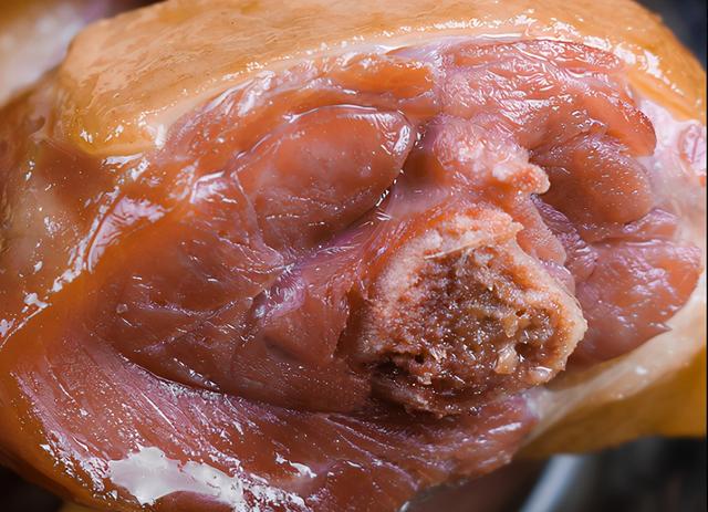 做腊鸭腿不能直接抹白酒，多做2步，没腥味咸香可口，保存时间久