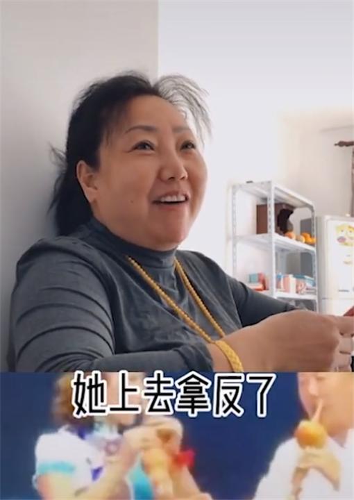 妈妈上老年大学被留校，女儿趁机“数落”，网友笑翻：风水轮流转