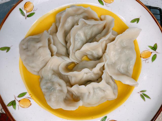 荠菜馅饺子怎么调最好吃？教你3招，荠菜翠绿不发黄，鲜嫩多汁